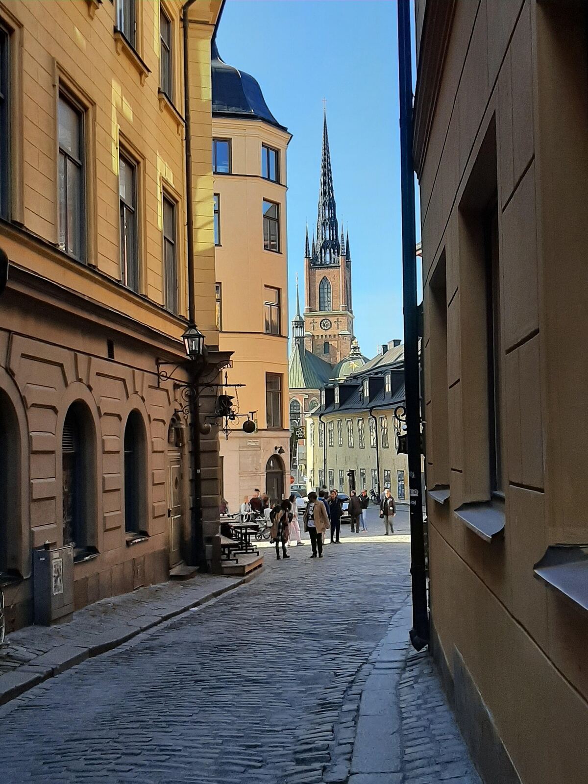 Kullerstensgata med utsikt mot Riddarholmskyrkan